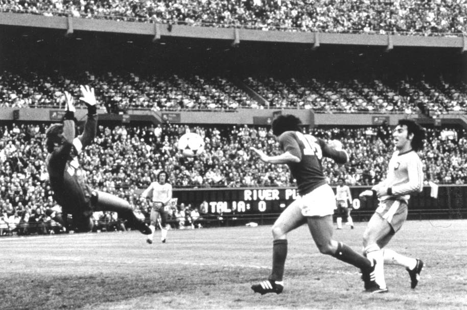 Buenos Aires 24 giugno 1978. La finale per il 3o e 4o posto vede sfidarsi Brasile vs Italia. Si impongono i verdeoro brasiliani 2-1 nonostante il vantaggio iniziale di Franco Causio (Ap)